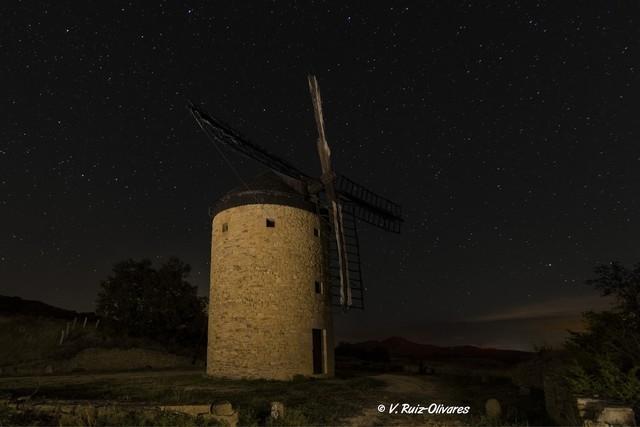 Molino mirando las estrellas